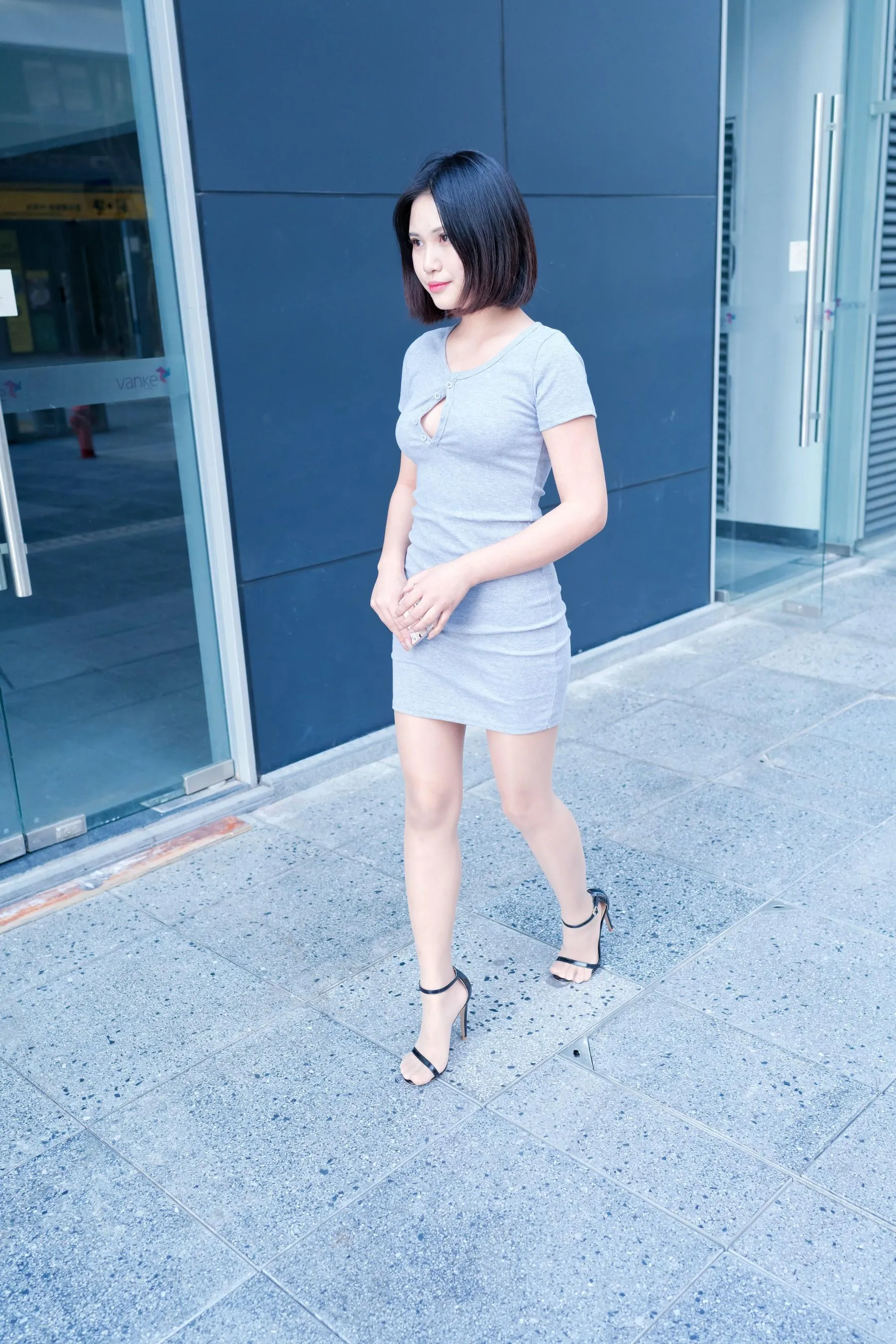 [魔镜街拍] NO.112 丝足系列 在商业广场看哈哈镜的包臀裙肉丝萌宝儿 [425P]插图3